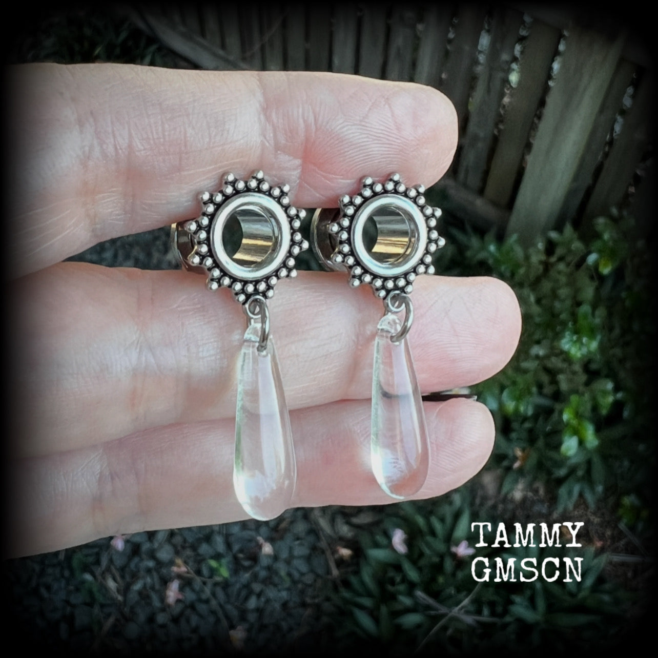 These gorgeous tunnel dangles feature beautiful glass teardrops, are light weight, weighing approx 4 grams each and measure just on 4cms from tip to tip.

This pair have been made with 0 gauge (8mm) gauge ornate surgical steel screw fit tunnels.