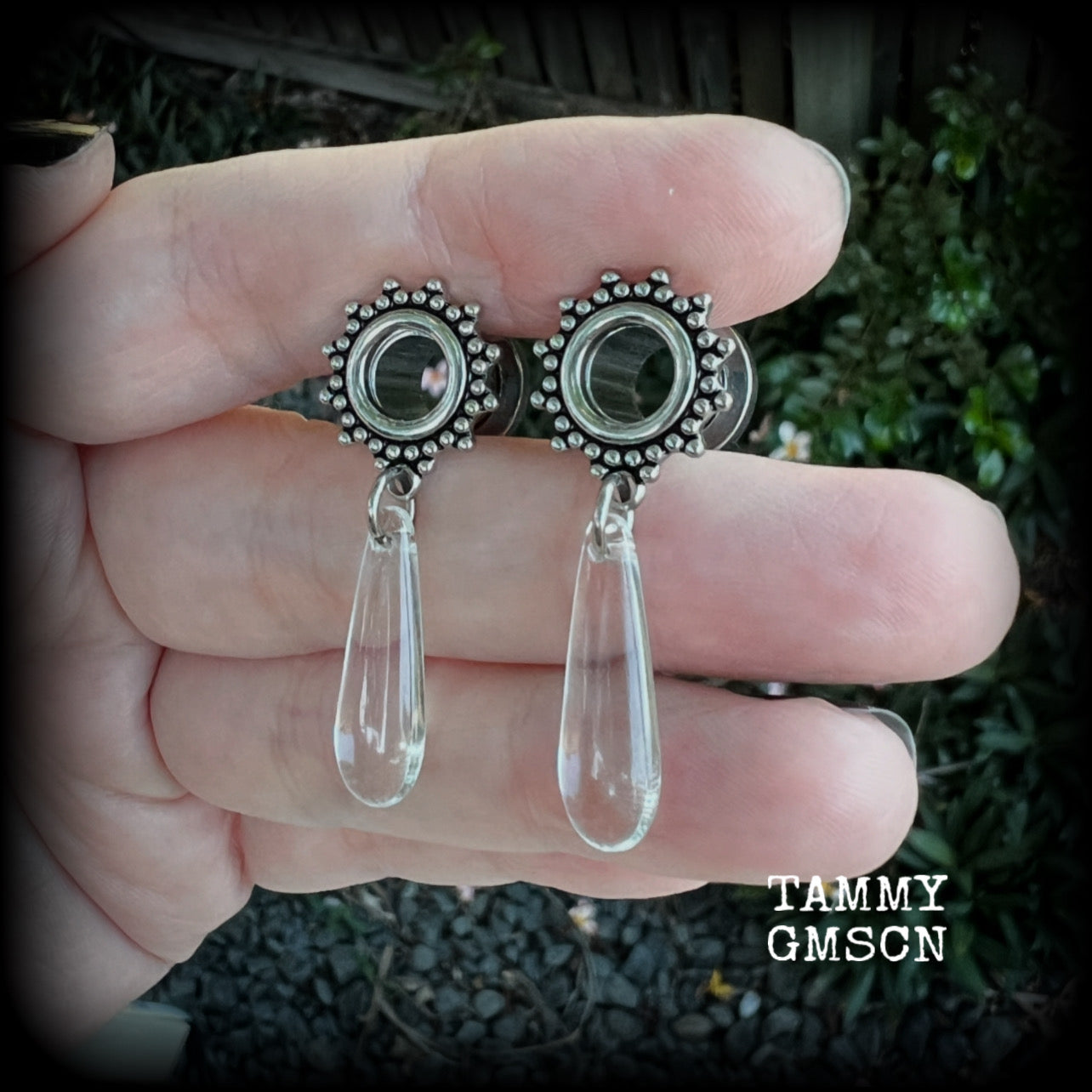These gorgeous tunnel dangles feature beautiful glass teardrops, are light weight, weighing approx 4 grams each and measure just on 4cms from tip to tip.

This pair have been made with 0 gauge (8mm) gauge ornate surgical steel screw fit tunnels.