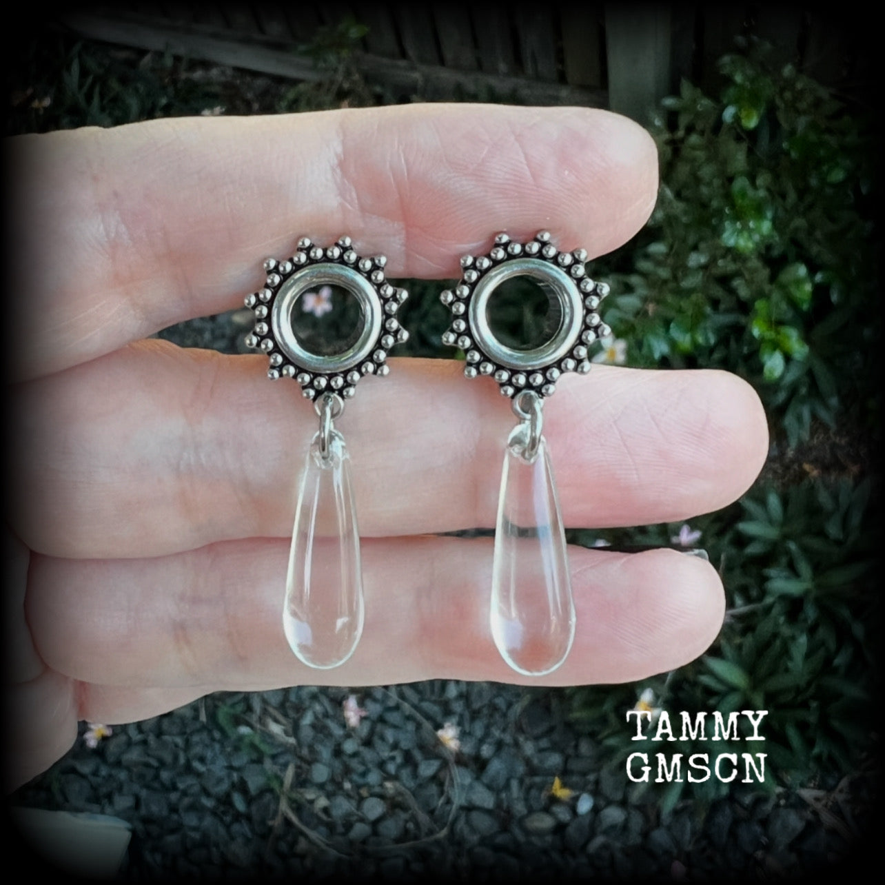 These gorgeous tunnel dangles feature beautiful glass teardrops, are light weight, weighing approx 4 grams each and measure just on 4cms from tip to tip.

This pair have been made with 0 gauge (8mm) gauge ornate surgical steel screw fit tunnels.
