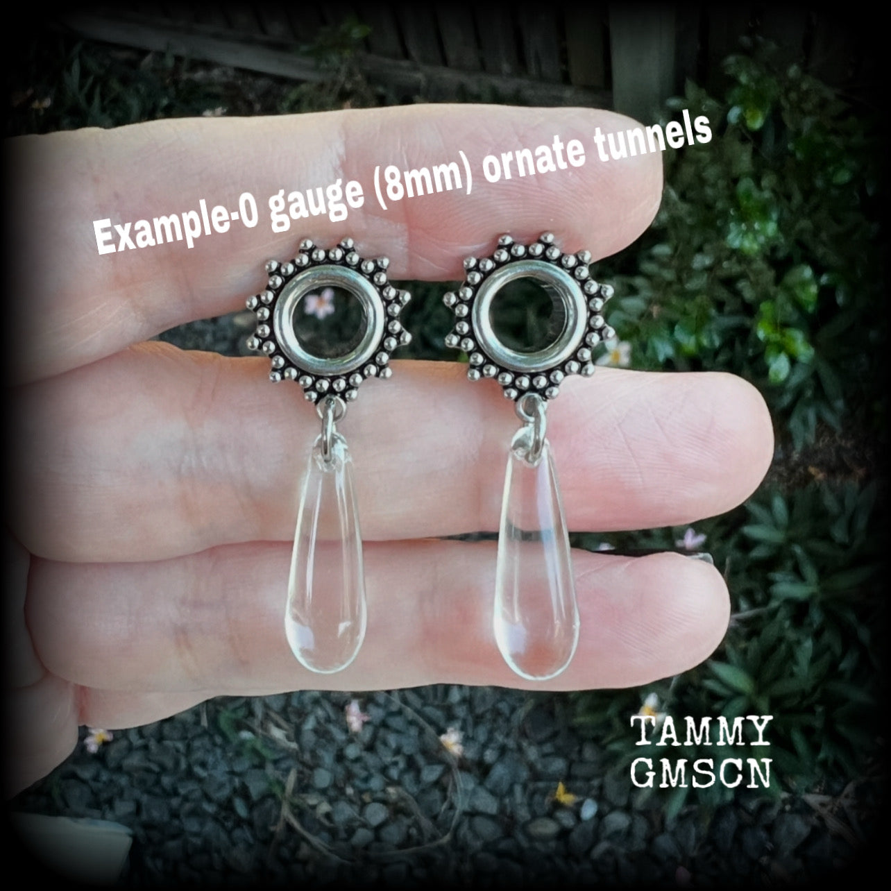 These gorgeous tunnel dangles feature beautiful glass teardrops, are light weight, weighing approx 4 grams each and measure just on 4cms from tip to tip.

This pair have been made with 0 gauge (8mm) gauge ornate surgical steel screw fit tunnels.