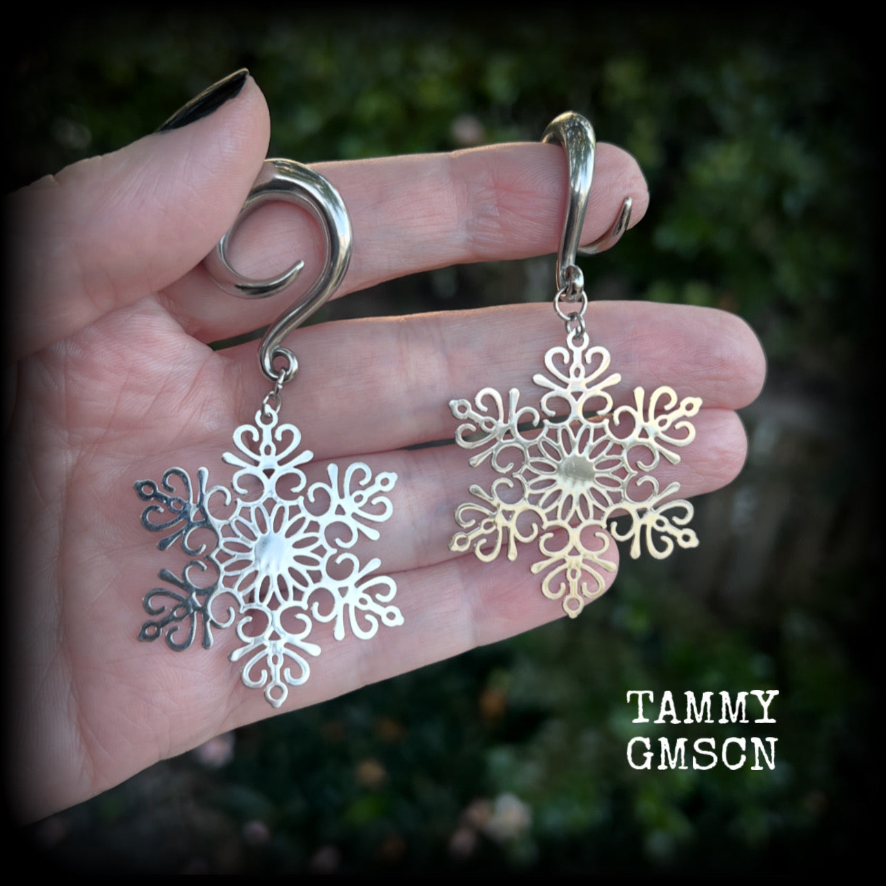 Featuring delicate stainless steel snowflake charms, these gorgeous earrings weigh approx 8 grams each, and are lovely and dangly at just over 7cms from tip to tip.

This pair has been made on 2 gauge (6mm) surgical steel full curl hooks, suitable for stretched lobes.
