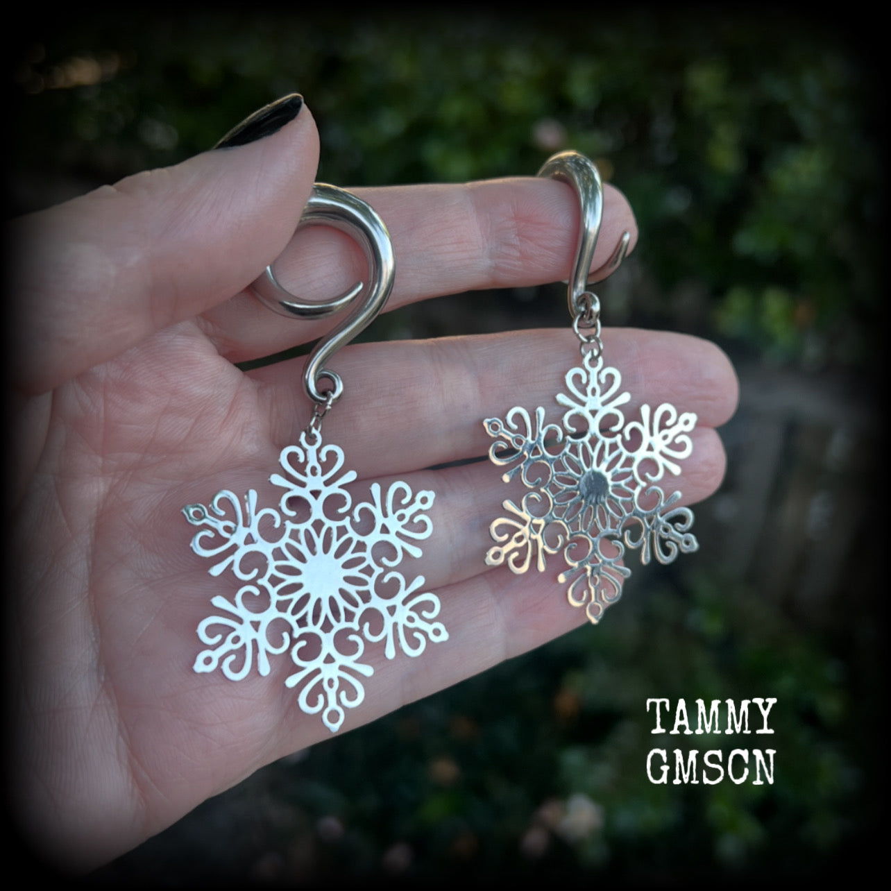Featuring delicate stainless steel snowflake charms, these gorgeous earrings weigh approx 8 grams each, and are lovely and dangly at just over 7cms from tip to tip.

This pair has been made on 2 gauge (6mm) surgical steel full curl hooks, suitable for stretched lobes.
