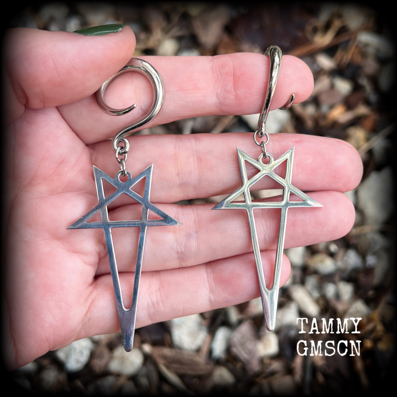These gauged earrings are beautiful!! Featuring elongated stainless steel inverted pentagrams, these earrings measure just on 8 from tip to tip, and weigh approx 7 grams each.
Made on 6 gauge (4mm) surgical steel full curl hooks.