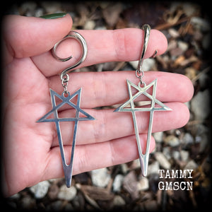 These gauged earrings are beautiful!! Featuring elongated stainless steel inverted pentagrams, these earrings measure just on 8 from tip to tip, and weigh approx 7 grams each.
Made on 6 gauge (4mm) surgical steel full curl hooks.