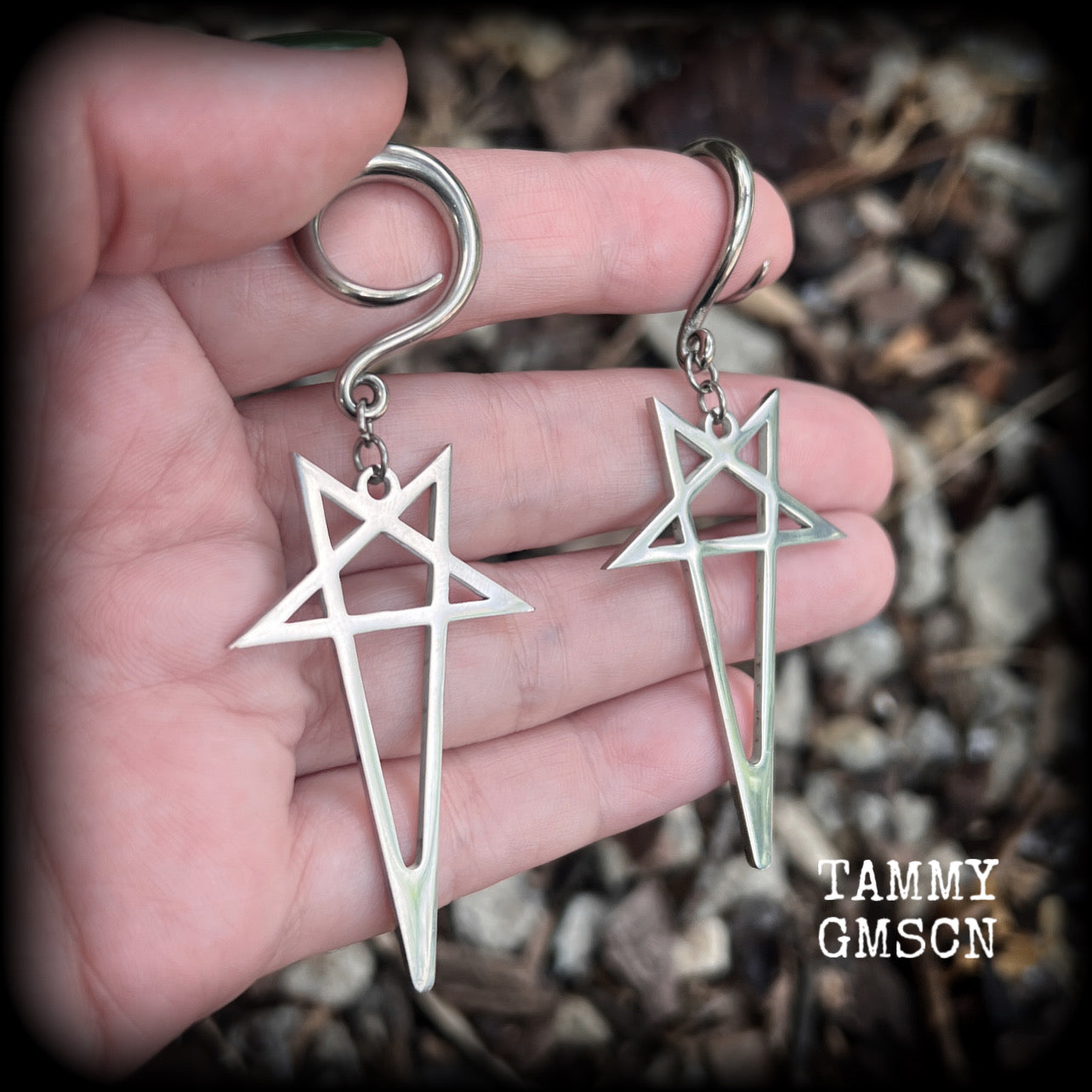 These gauged earrings are beautiful!! Featuring elongated stainless steel inverted pentagrams, these earrings measure just on 8 from tip to tip, and weigh approx 7 grams each.
Made on 6 gauge (4mm) surgical steel full curl hooks.