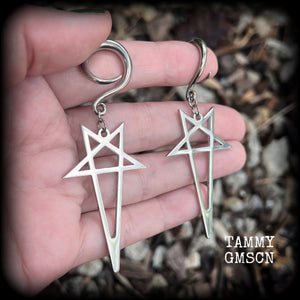 These gauged earrings are beautiful!! Featuring elongated stainless steel inverted pentagrams, these earrings measure just on 8 from tip to tip, and weigh approx 7 grams each.
Made on 6 gauge (4mm) surgical steel full curl hooks.