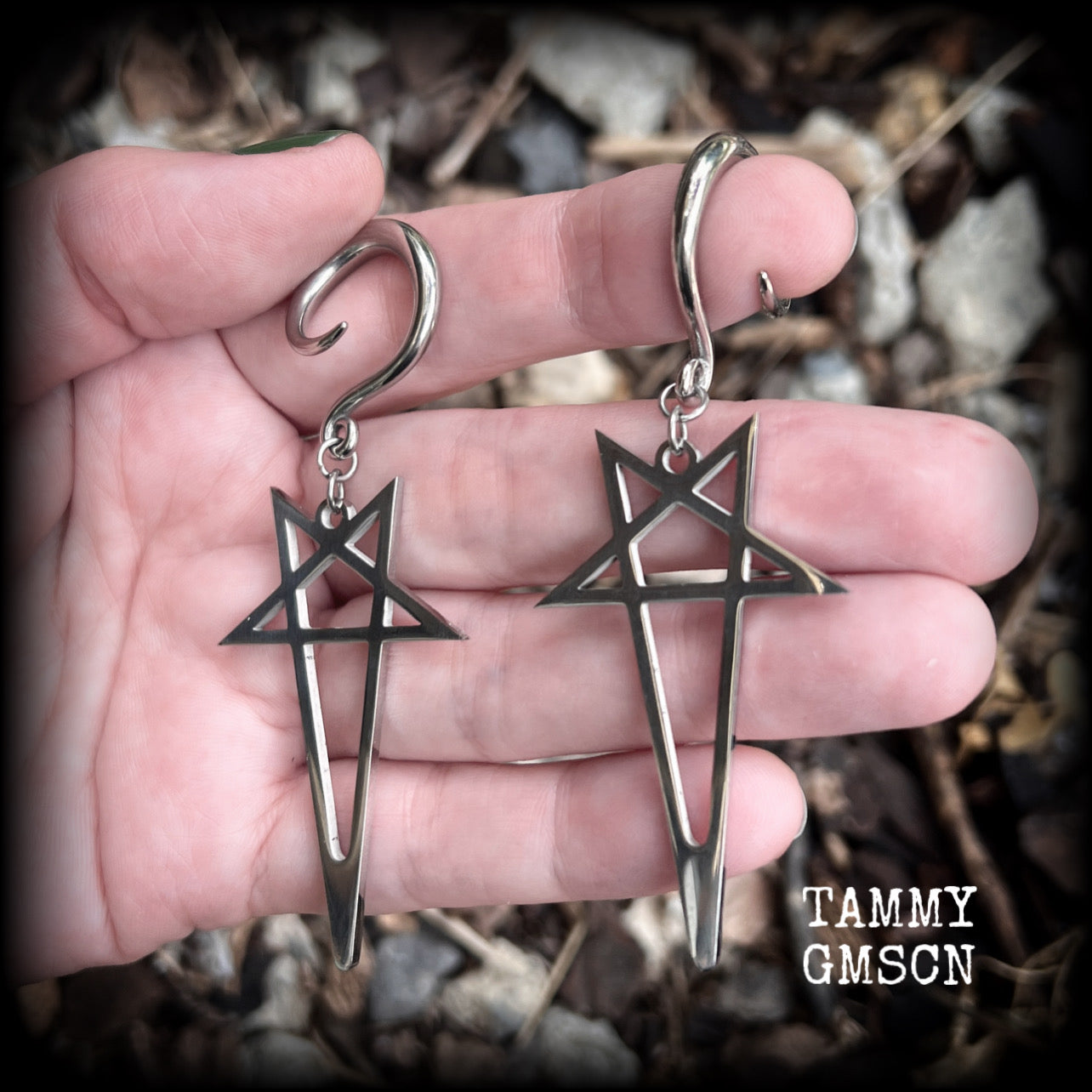 These gauged earrings are beautiful!! Featuring elongated stainless steel inverted pentagrams, these earrings measure just on 8 from tip to tip, and weigh approx 7 grams each.
Made on 6 gauge (4mm) surgical steel full curl hooks.