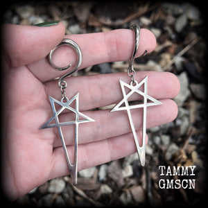 These gauged earrings are beautiful!! Featuring elongated stainless steel inverted pentagrams, these earrings measure just on 8 from tip to tip, and weigh approx 7 grams each.
Made on 6 gauge (4mm) surgical steel full curl hooks.