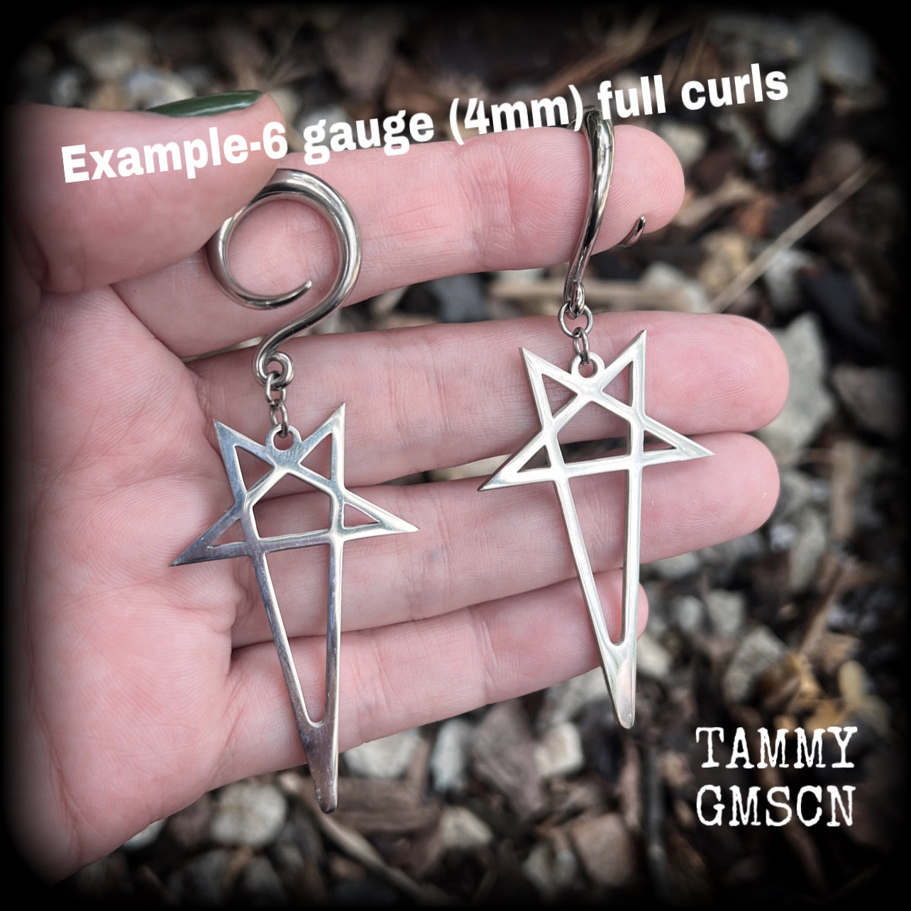 These gauged earrings are beautiful!! Featuring elongated stainless steel inverted pentagrams, these earrings measure just on 8 from tip to tip, and weigh approx 7 grams each.
Made on 6 gauge (4mm) surgical steel full curl hooks.