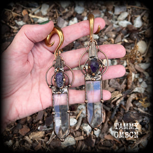 These beautiful oversized gauged earrings feature big clear quartz daggers with raw amethyst gemstones in a unique copper setting. These gorgeous earrings are nice and long, measuring 13cms from tip to tip, and weighing approx 47 grams each.
This pair has been made on 0 gauge (8mm) rose gold tone surgical steel full curl hooks, suitable for stretched lobes.