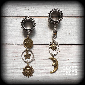 These super witchy super dangly boho tunnel earrings feature gorgeous bronze and antique silver sun and moon charms, measuring 9 cms from tip to tip and weighing approx 11 grams each.
This pair has been have been made on 9/16” (14mm) gauge ornate surgical steel screw fit tunnels, suitable for stretched lobes.
