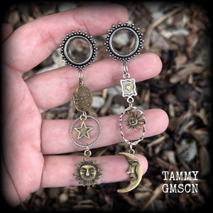 These super witchy super dangly boho tunnel earrings feature gorgeous bronze and antique silver sun and moon charms, measuring 9 cms from tip to tip and weighing approx 11 grams each.
This pair has been have been made on 9/16” (14mm) gauge ornate surgical steel screw fit tunnels, suitable for stretched lobes.