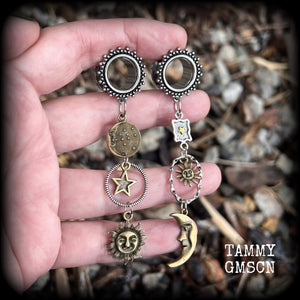 These super witchy super dangly boho tunnel earrings feature gorgeous bronze and antique silver sun and moon charms, measuring 9 cms from tip to tip and weighing approx 11 grams each.
This pair has been have been made on 9/16” (14mm) gauge ornate surgical steel screw fit tunnels, suitable for stretched lobes.