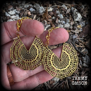 Featuring gorgeous antique gold lotus mandala charms, these earrings are nice and dangly, measuring just on 7cms from tip to tip, and nice and light weight at just 7 grams each piece.
This pair has been made with our super versatile antique gold chain and lobster clasp 4mm option, to be worn through silicone earlets or tunnels in stretched lobes from 6 gauge (4mm).