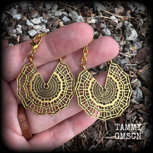 Featuring gorgeous antique gold lotus mandala charms, these earrings are nice and dangly, measuring just on 7cms from tip to tip, and nice and light weight at just 7 grams each piece.
This pair has been made with our super versatile antique gold chain and lobster clasp 4mm option, to be worn through silicone earlets or tunnels in stretched lobes from 6 gauge (4mm).