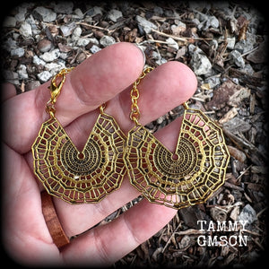 Featuring gorgeous antique gold lotus mandala charms, these earrings are nice and dangly, measuring just on 7cms from tip to tip, and nice and light weight at just 7 grams each piece.
This pair has been made with our super versatile antique gold chain and lobster clasp 4mm option, to be worn through silicone earlets or tunnels in stretched lobes from 6 gauge (4mm).