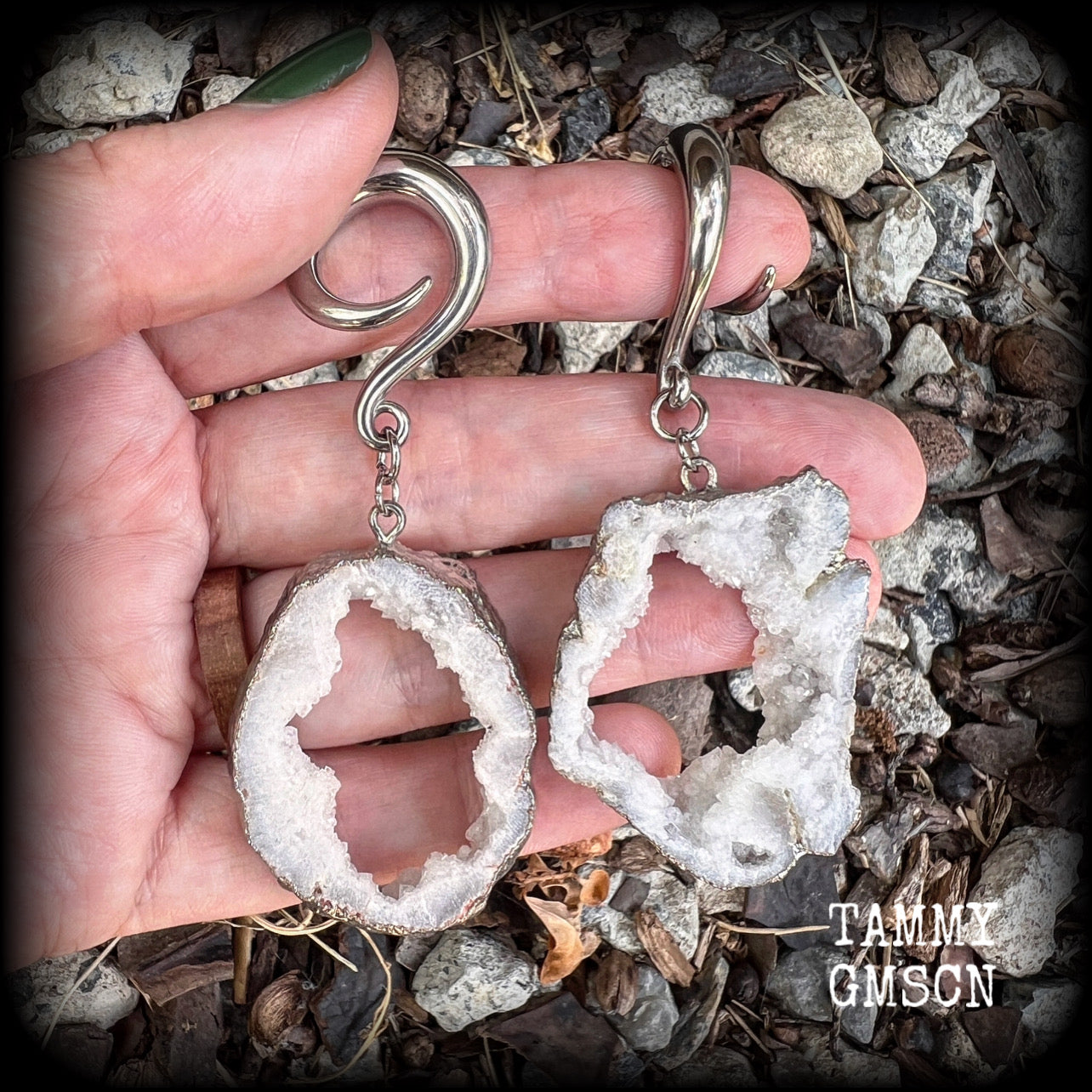 These gorgeous earrings feature a pair of unique one of a kind white druzy geodes, measuring just on 8cms from tip to tip, and weighing approx 15 grams each.
This pair of beautiful gauged earrings have been made on 2 gauge (6mm) surgical steel full curl hooks, to be worn in stretched lobes.
