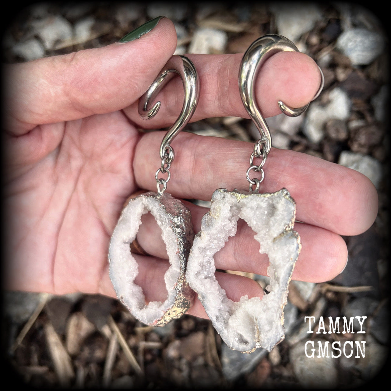 These gorgeous earrings feature a pair of unique one of a kind white druzy geodes, measuring just on 8cms from tip to tip, and weighing approx 15 grams each.
This pair of beautiful gauged earrings have been made on 2 gauge (6mm) surgical steel full curl hooks, to be worn in stretched lobes.