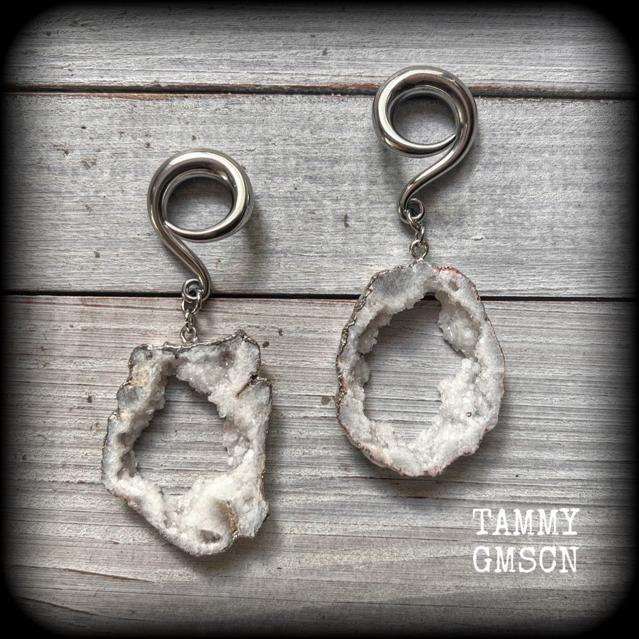 These gorgeous earrings feature a pair of unique one of a kind white druzy geodes, measuring just on 8cms from tip to tip, and weighing approx 15 grams each.
This pair of beautiful gauged earrings have been made on 2 gauge (6mm) surgical steel full curl hooks, to be worn in stretched lobes.