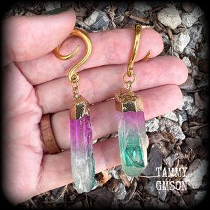 This is a pair of gorgeous fluorite gemstone gauged earrings, made with beautiful points of purple and green fluorite. These earrings are beautiful!
Measuring just under 8cms from tip to tip, and weighing approx 13 grams each, these earrings have been made on 6 gauge (4mm) surgical steel full curl hooks, suitable for stretched lobes.