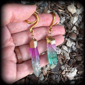 This is a pair of gorgeous fluorite gemstone gauged earrings, made with beautiful points of purple and green fluorite. These earrings are beautiful!
Measuring just under 8cms from tip to tip, and weighing approx 13 grams each, these earrings have been made on 6 gauge (4mm) surgical steel full curl hooks, suitable for stretched lobes.