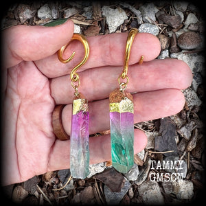This is a pair of gorgeous fluorite gemstone gauged earrings, made with beautiful points of purple and green fluorite. These earrings are beautiful!
Measuring just under 8cms from tip to tip, and weighing approx 13 grams each, these earrings have been made on 6 gauge (4mm) surgical steel full curl hooks, suitable for stretched lobes.