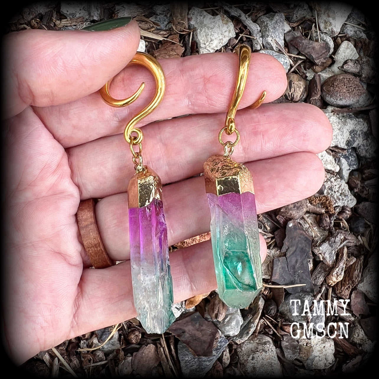 This is a pair of gorgeous fluorite gemstone gauged earrings, made with beautiful points of purple and green fluorite. These earrings are beautiful!
Measuring just under 8cms from tip to tip, and weighing approx 13 grams each, these earrings have been made on 6 gauge (4mm) surgical steel full curl hooks, suitable for stretched lobes.