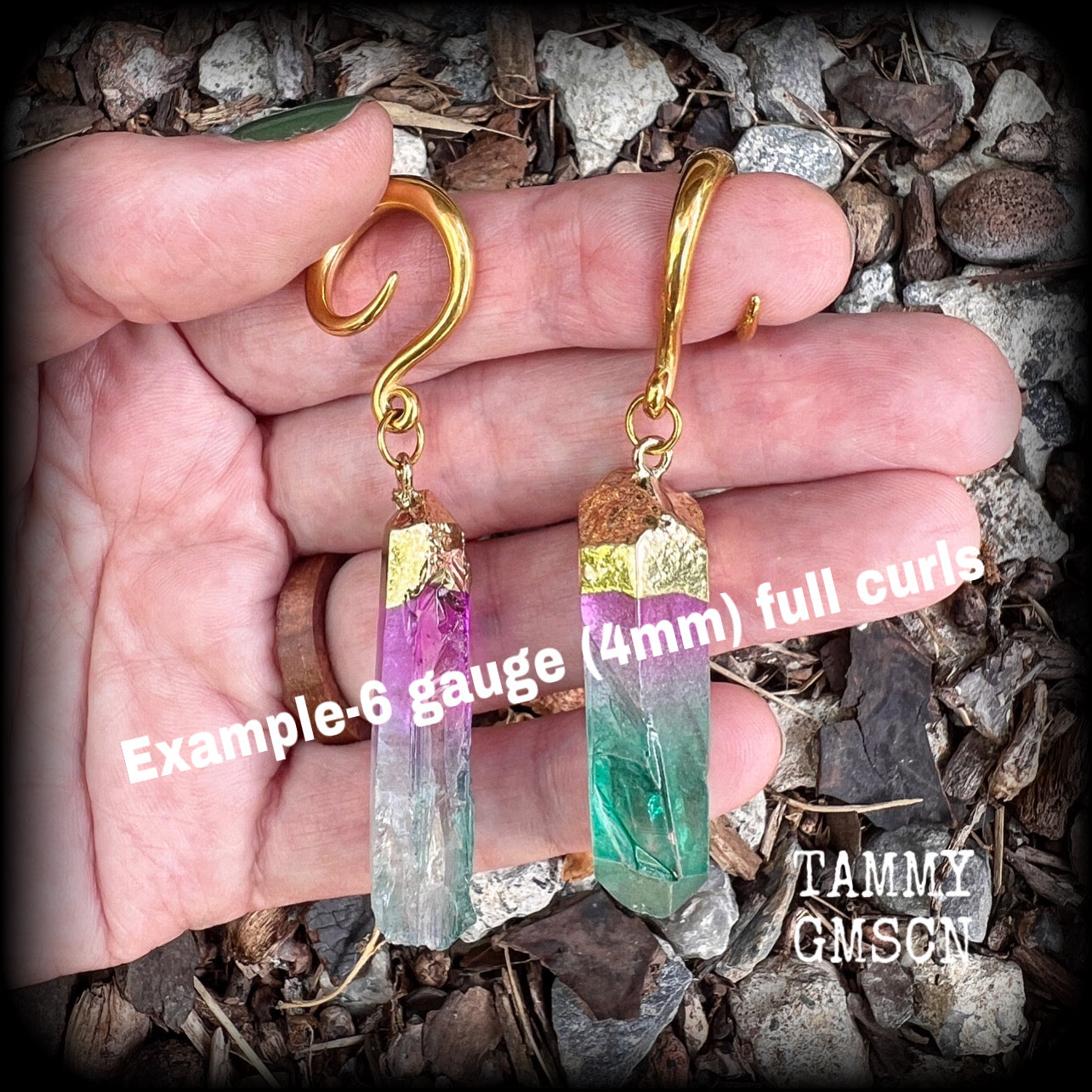 This is a pair of gorgeous fluorite gemstone gauged earrings, made with beautiful points of purple and green fluorite. These earrings are beautiful!
Measuring just under 8cms from tip to tip, and weighing approx 13 grams each, these earrings have been made on 6 gauge (4mm) surgical steel full curl hooks, suitable for stretched lobes.