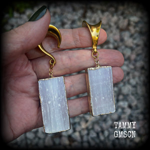 🔥 Selenite is named after the Greek Goddess of the Moon, Selene 🔥

Measuring approx 7.5 from tip to tip, and weighing around 23 grams each a piece, these gauged earrings are simply beautiful!

This pair has been made on 5/8" gauge (16mm) surgical steel saddle hooks, to be worn in stretched lobes.