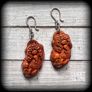 Featuring gorgeous carved peach wood Pixiu lions, these earrings are nice and lightweight, weighing only 6 grams each and measuring just on 7.5 from tip to tip.
This pair has been made on small antique silver shepard  hooks.