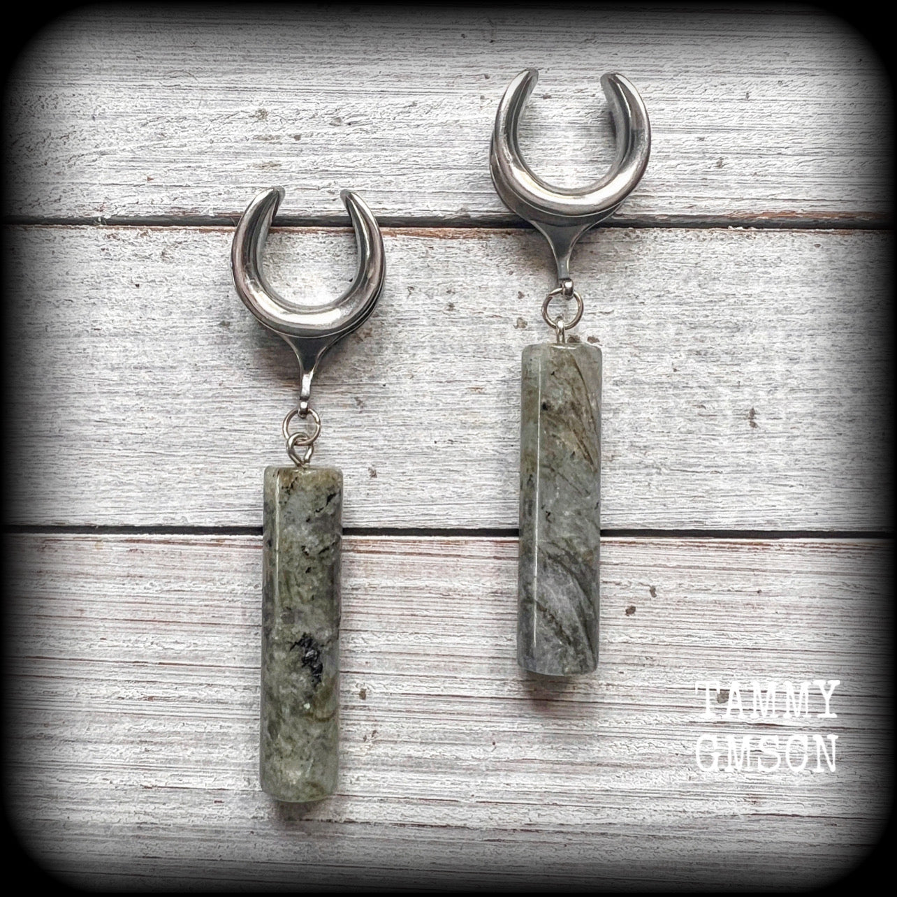 This pair of gorgeous minimalist gauged earrings features shimmery labradorite pillars, weighing in at approx 13 grams each, and measuring just over 7 cms from tip to tip.
This pair has been made with 5/8” gauge (16mm) surgical steel cradles.