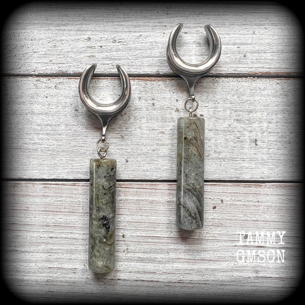 This pair of gorgeous minimalist gauged earrings features shimmery labradorite pillars, weighing in at approx 13 grams each, and measuring just over 7 cms from tip to tip.
This pair has been made with 5/8” gauge (16mm) surgical steel cradles.