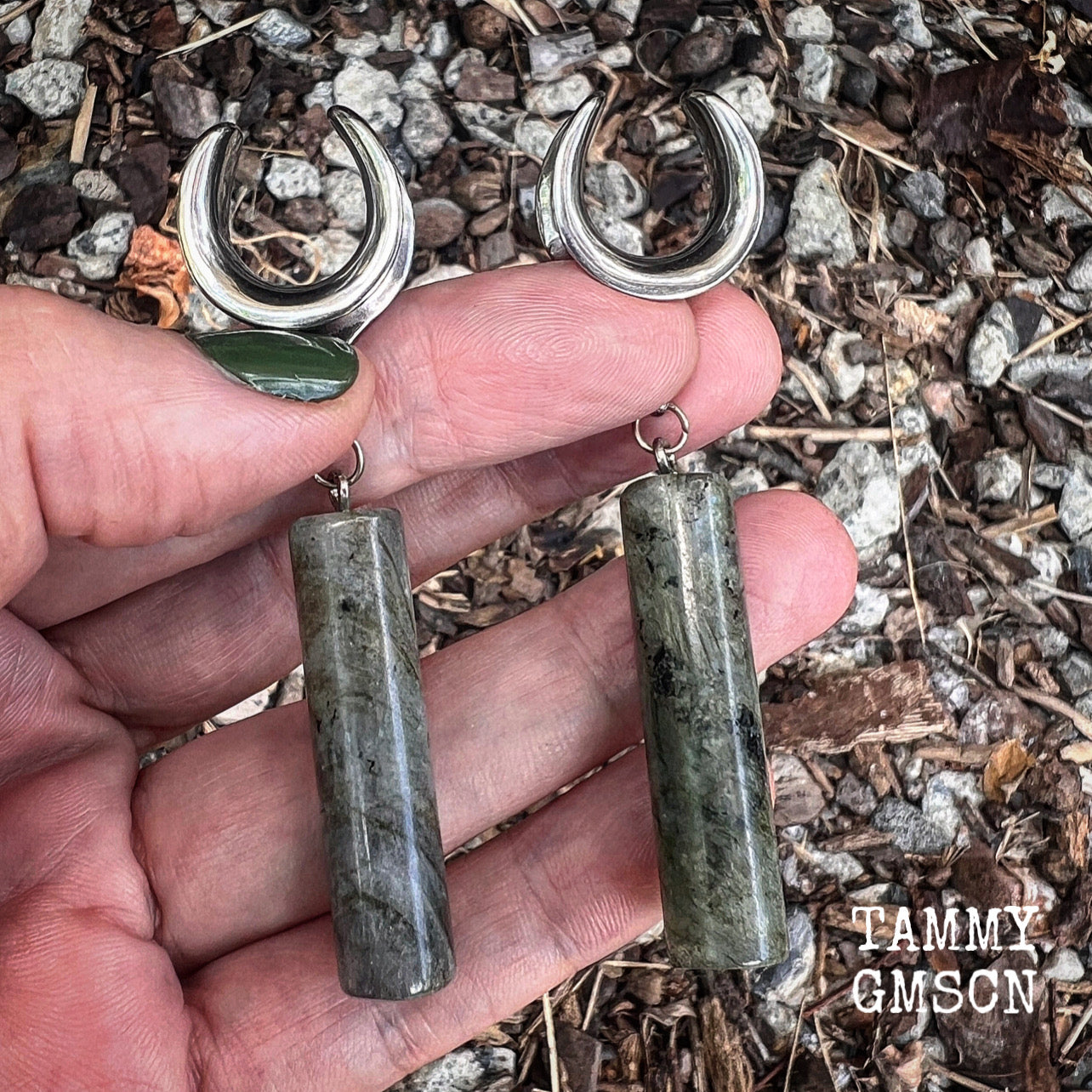 This pair of gorgeous minimalist gauged earrings features shimmery labradorite pillars, weighing in at approx 13 grams each, and measuring just over 7 cms from tip to tip.
This pair has been made with 5/8” gauge (16mm) surgical steel cradles.