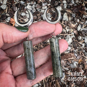 This pair of gorgeous minimalist gauged earrings features shimmery labradorite pillars, weighing in at approx 13 grams each, and measuring just over 7 cms from tip to tip.
This pair has been made with 5/8” gauge (16mm) surgical steel cradles.