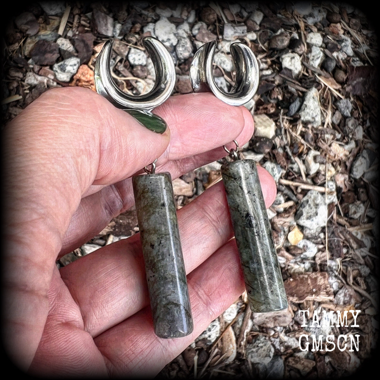 This pair of gorgeous minimalist gauged earrings features shimmery labradorite pillars, weighing in at approx 13 grams each, and measuring just over 7 cms from tip to tip.
This pair has been made with 5/8” gauge (16mm) surgical steel cradles.
