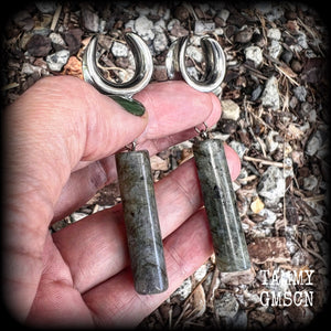 This pair of gorgeous minimalist gauged earrings features shimmery labradorite pillars, weighing in at approx 13 grams each, and measuring just over 7 cms from tip to tip.
This pair has been made with 5/8” gauge (16mm) surgical steel cradles.