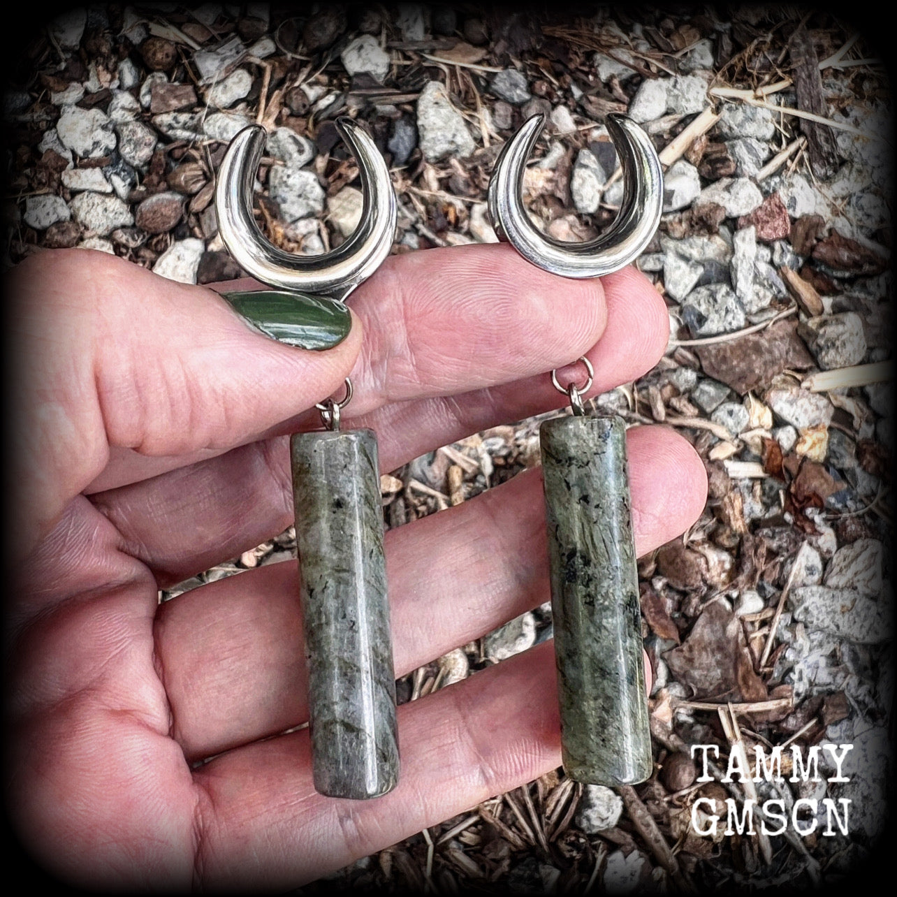 This pair of gorgeous minimalist gauged earrings features shimmery labradorite pillars, weighing in at approx 13 grams each, and measuring just over 7 cms from tip to tip.
This pair has been made with 5/8” gauge (16mm) surgical steel cradles.
