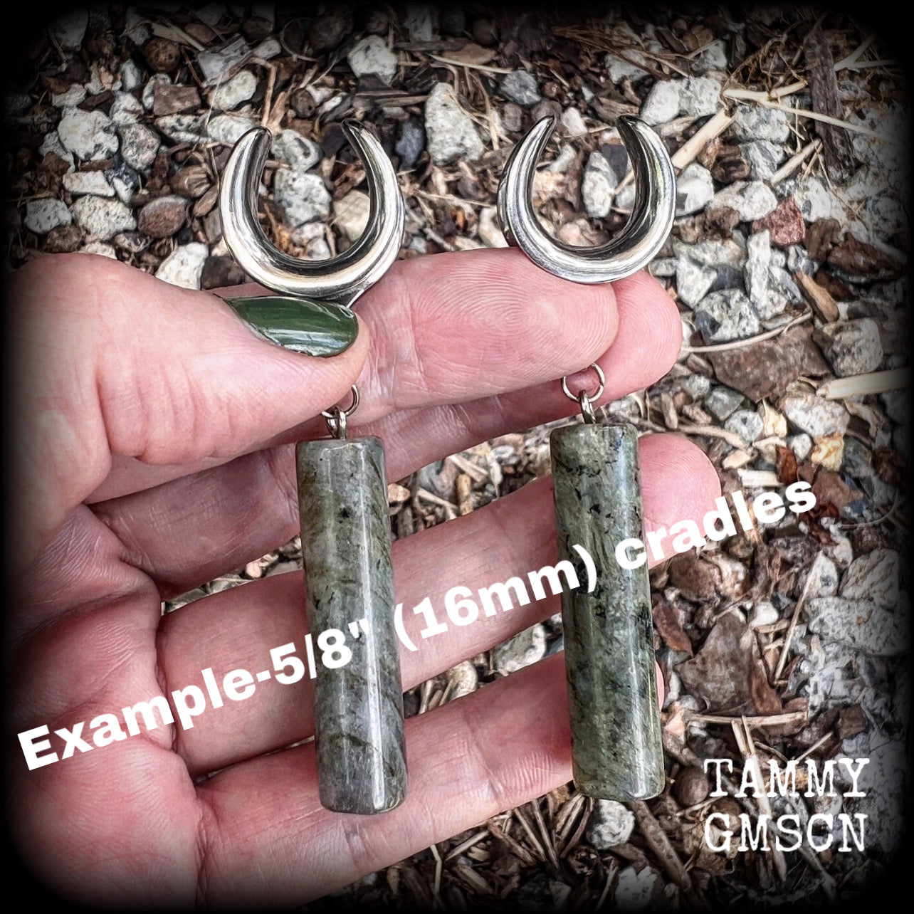 This pair of gorgeous minimalist gauged earrings features shimmery labradorite pillars, weighing in at approx 13 grams each, and measuring just over 7 cms from tip to tip.
This pair has been made with 5/8” gauge (16mm) surgical steel cradles.