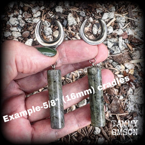This pair of gorgeous minimalist gauged earrings features shimmery labradorite pillars, weighing in at approx 13 grams each, and measuring just over 7 cms from tip to tip.
This pair has been made with 5/8” gauge (16mm) surgical steel cradles.