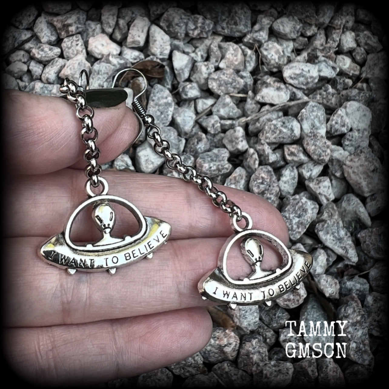 These awesome dangly antique silver earrings feature classic ‘I WANT TO BELIEVE’ alien UFO charms dangling from stainless steel chain, measuring just over 7cms from tip to tip (nice and dangly), and weighing only 3 grams each (nice and light weight).

This pair have been made on stainless steel french hooks, suitable for pierced ears.