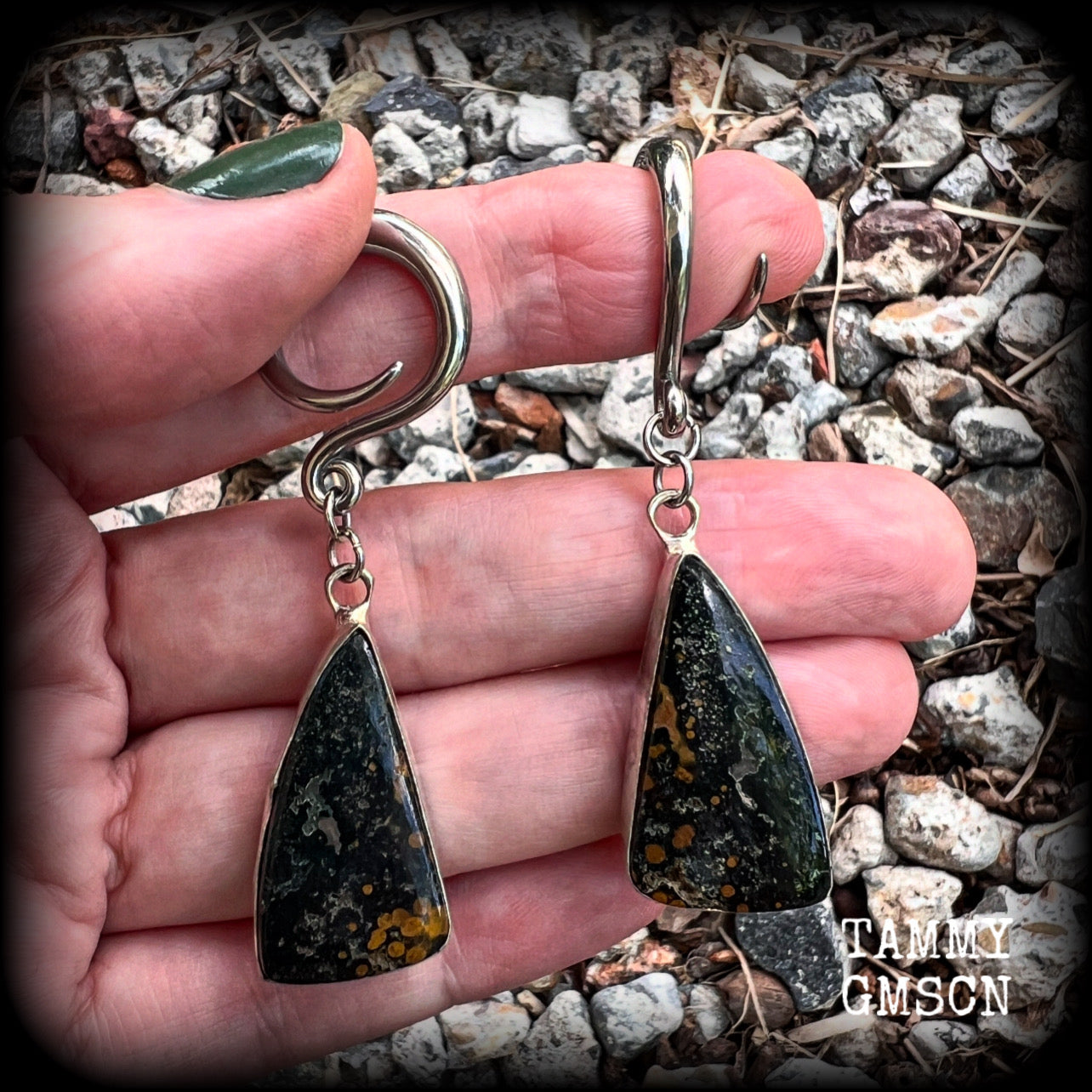 Featuring gorgeous polished ocean jasper gemstones, these beautiful gauged earrings weigh in at 9 grams a piece, and are nice and dangly at just over on 6cms from tip to tip.
This pair has been made on 6 gauge (4mm) surgical steel full curl hooks.
