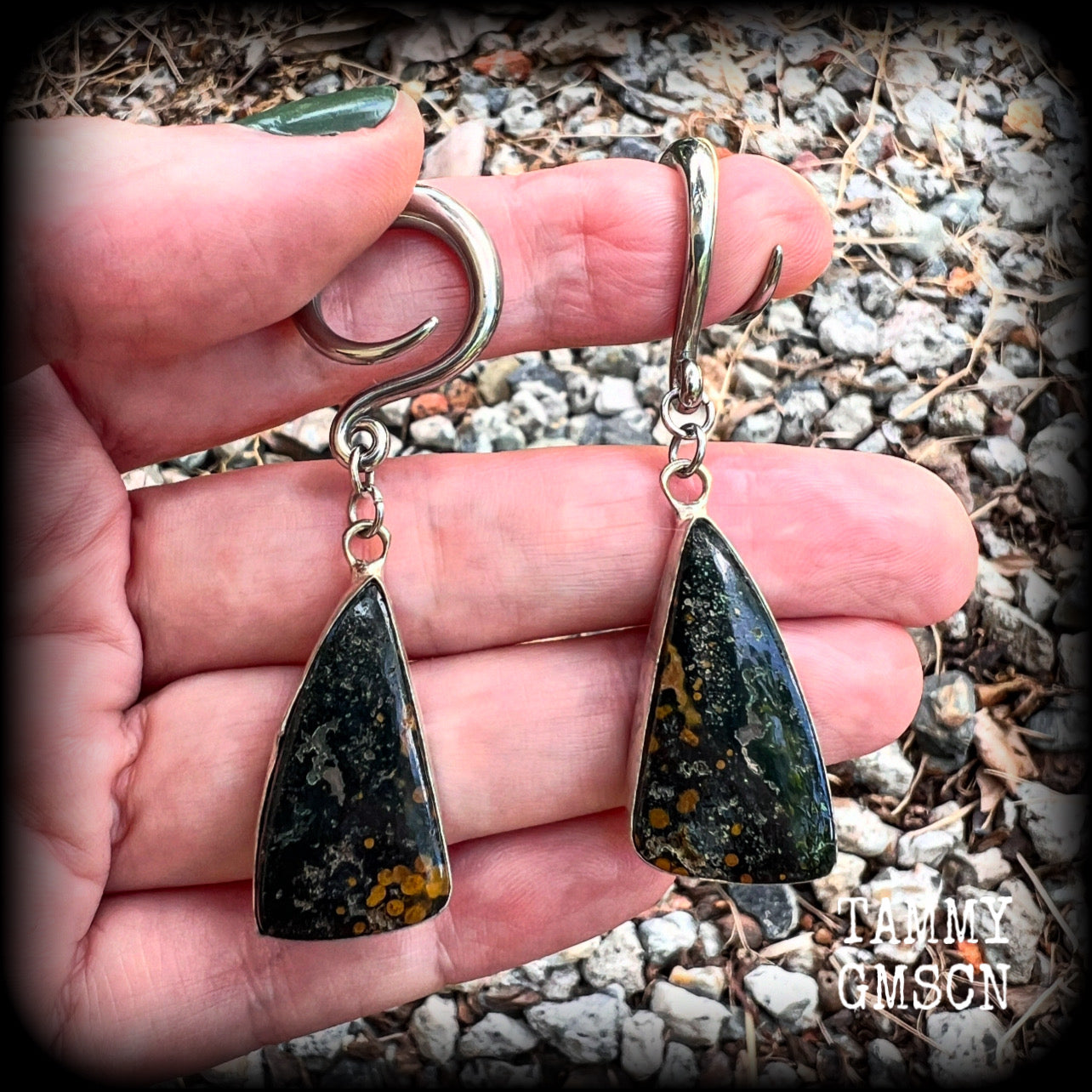 Featuring gorgeous polished ocean jasper gemstones, these beautiful gauged earrings weigh in at 9 grams a piece, and are nice and dangly at just over on 6cms from tip to tip.
This pair has been made on 6 gauge (4mm) surgical steel full curl hooks.