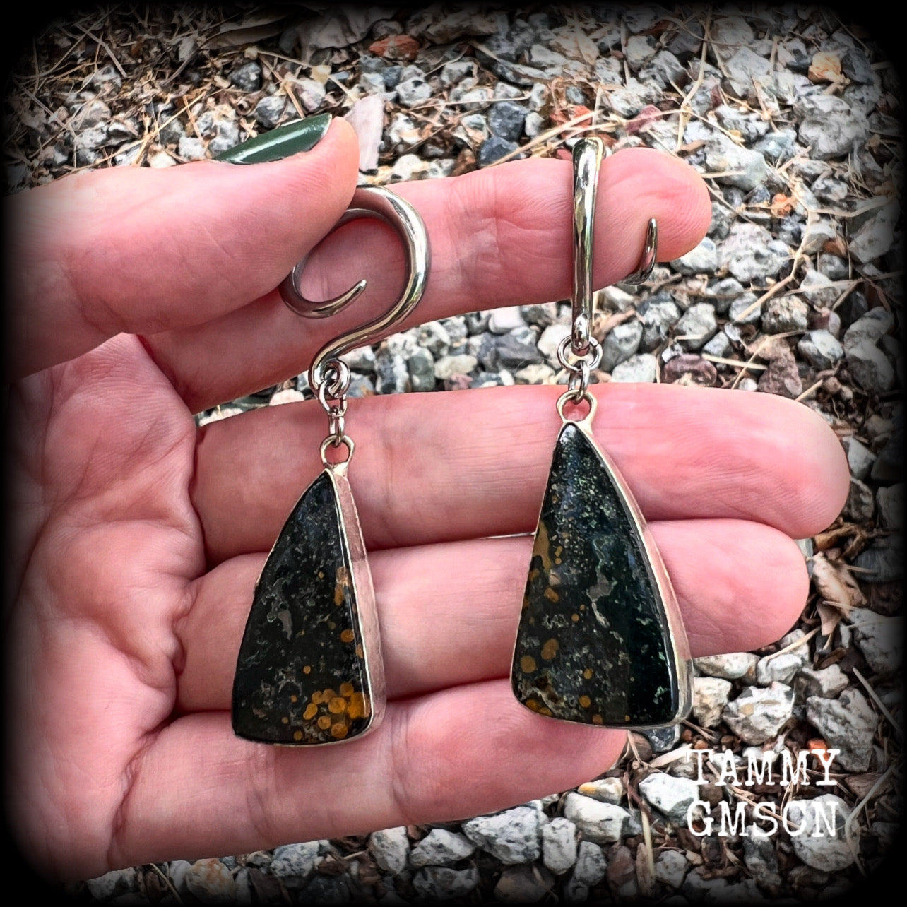 Featuring gorgeous polished ocean jasper gemstones, these beautiful gauged earrings weigh in at 9 grams a piece, and are nice and dangly at just over on 6cms from tip to tip.
This pair has been made on 6 gauge (4mm) surgical steel full curl hooks.