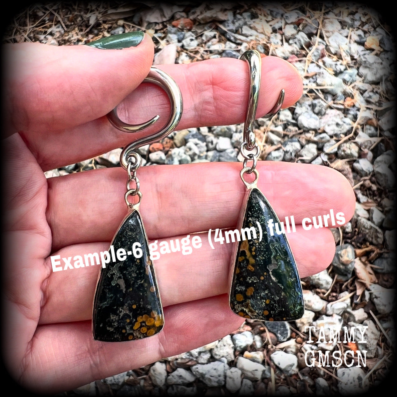 Featuring gorgeous polished ocean jasper gemstones, these beautiful gauged earrings weigh in at 9 grams a piece, and are nice and dangly at just over on 6cms from tip to tip.
This pair has been made on 6 gauge (4mm) surgical steel full curl hooks.