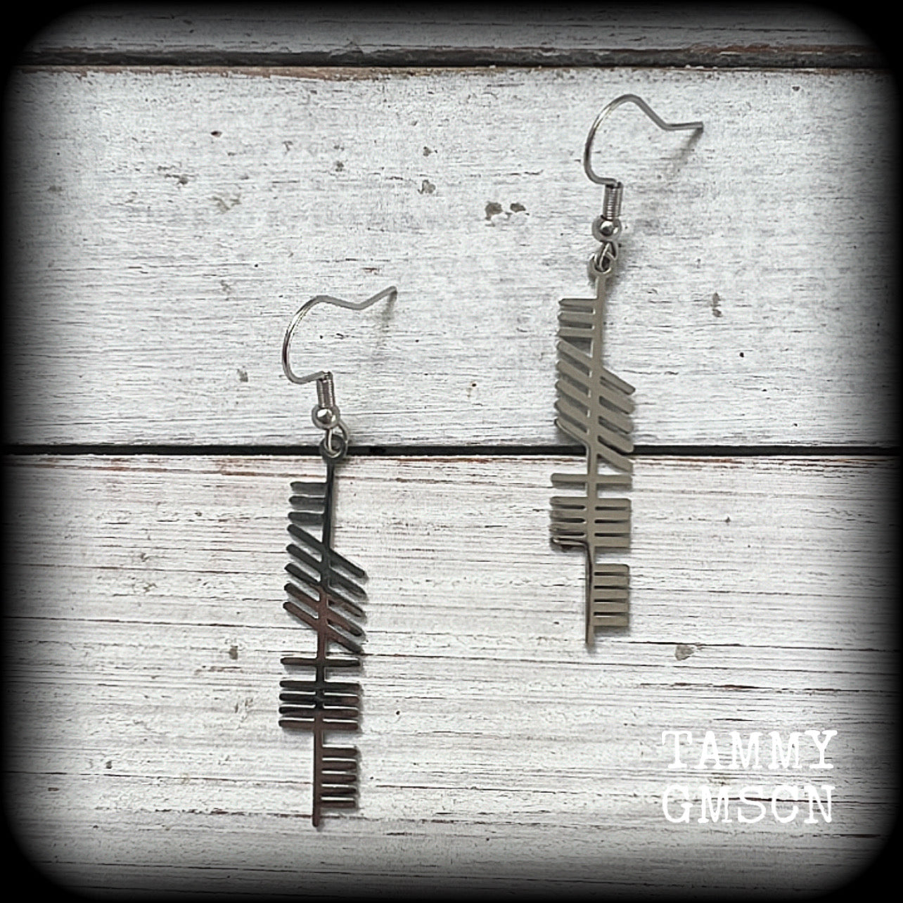 These beautiful Ogham alphabet earrings feature a stainless steel Ogham stave, spelling out the word 'strength'.
These are nice and light weight, weighing only a few grams each, and nice and dangly, measuring just on 6cms from tip to tip.
