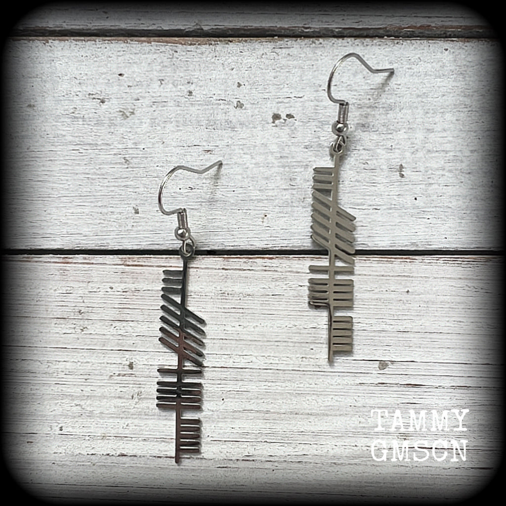 These beautiful Ogham alphabet earrings feature a stainless steel Ogham stave, spelling out the word 'strength'.
These are nice and light weight, weighing only a few grams each, and nice and dangly, measuring just on 6cms from tip to tip.