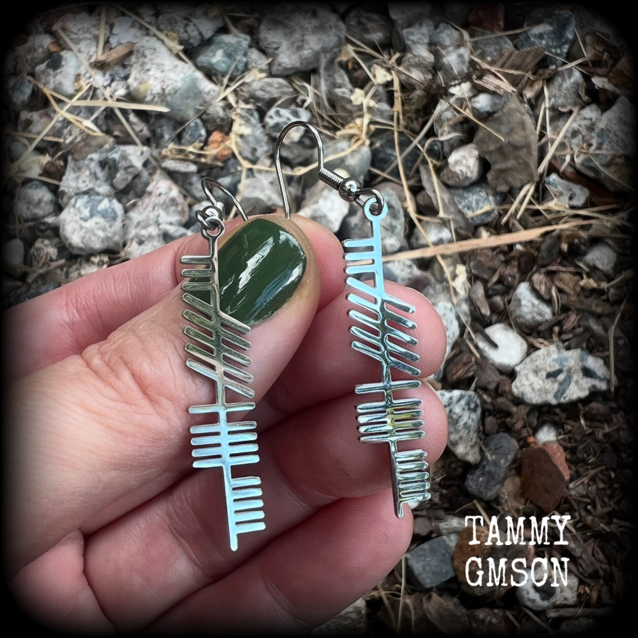 These beautiful Ogham alphabet earrings feature a stainless steel Ogham stave, spelling out the word 'strength'.
These are nice and light weight, weighing only a few grams each, and nice and dangly, measuring just on 6cms from tip to tip.