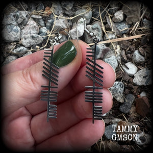 These beautiful Ogham alphabet earrings feature a stainless steel Ogham stave, spelling out the word 'strength'.
These are nice and light weight, weighing only a few grams each, and nice and dangly, measuring just on 6cms from tip to tip.