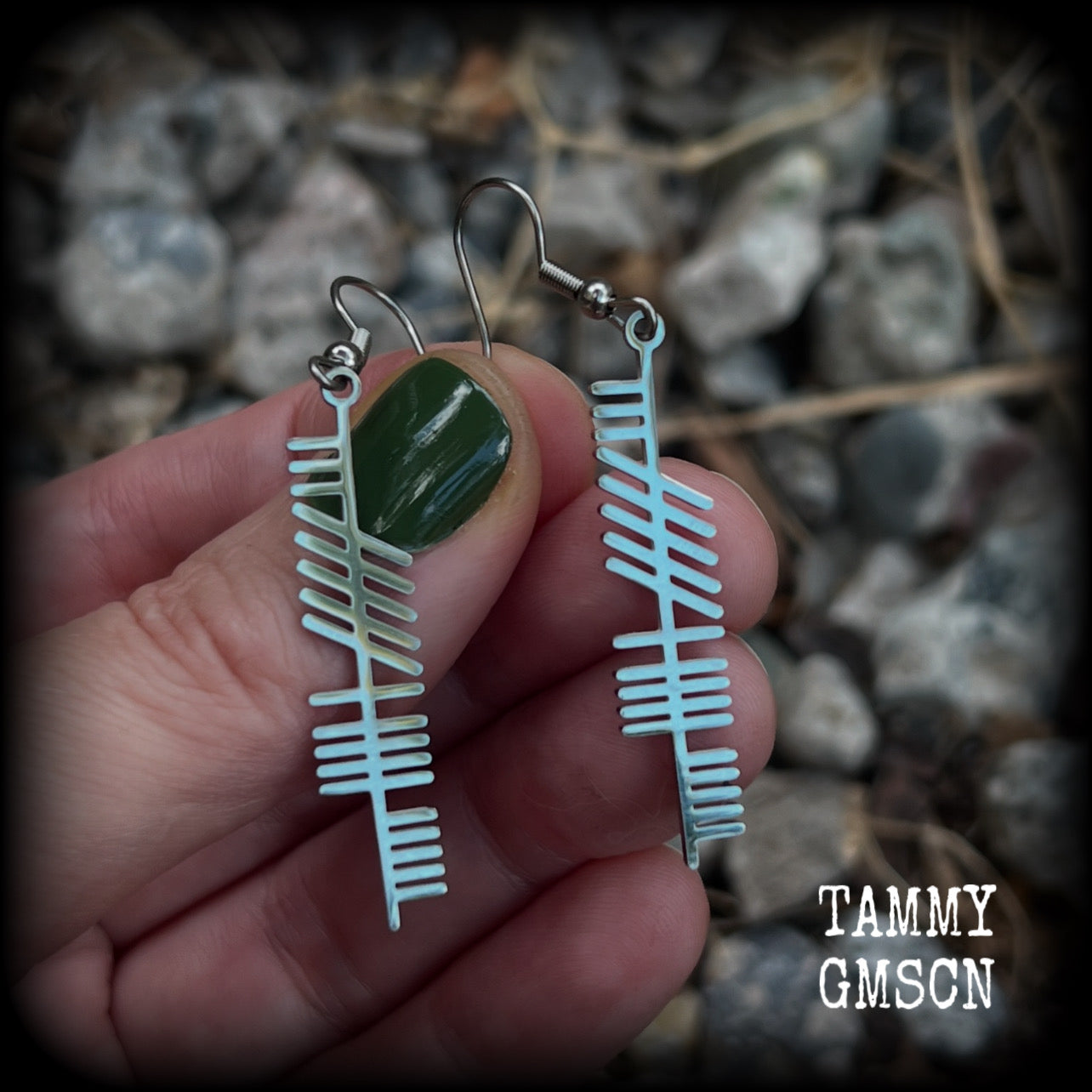 These beautiful Ogham alphabet earrings feature a stainless steel Ogham stave, spelling out the word 'strength'.
These are nice and light weight, weighing only a few grams each, and nice and dangly, measuring just on 6cms from tip to tip.