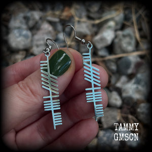 These beautiful Ogham alphabet earrings feature a stainless steel Ogham stave, spelling out the word 'strength'.
These are nice and light weight, weighing only a few grams each, and nice and dangly, measuring just on 6cms from tip to tip.